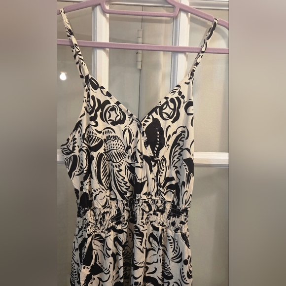 Elegant Black & Cream Floral Romper With Pockets - Picture 4 of 6